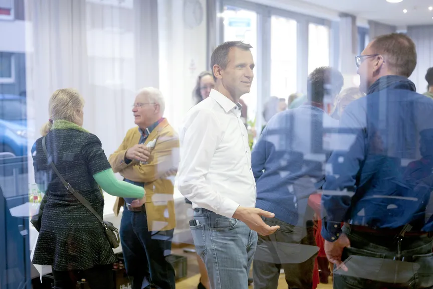 Einige Alumni bei einem Networking-Event