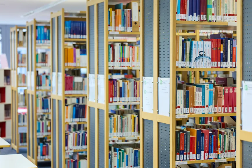 Einige Bücherregale in einer Bibliothek