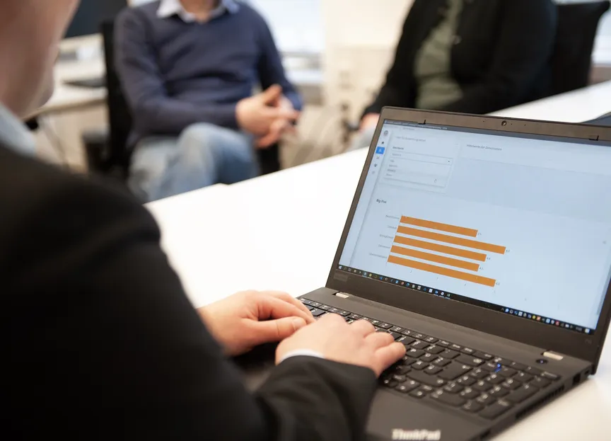 Eine Person schreibt auf einem Laptop