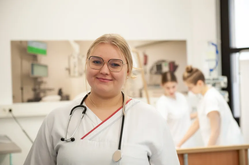 Portrait einer Studierenden im Kasak in einem Simulationslabor